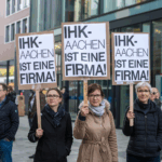 a-photo-of-demonstrators-holding-up-sign_K_yAHdHZRPq_kp4CFBddYQ_RHdFLIvsR0StKttUrCseWQ Kopie